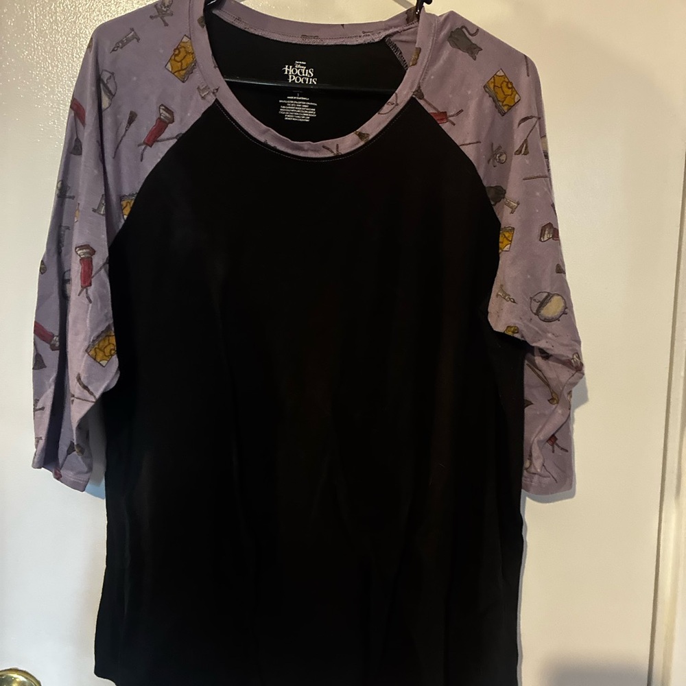 Torrid Size 1 Hocus Pocus Black and Purple Raglan T-Shirt